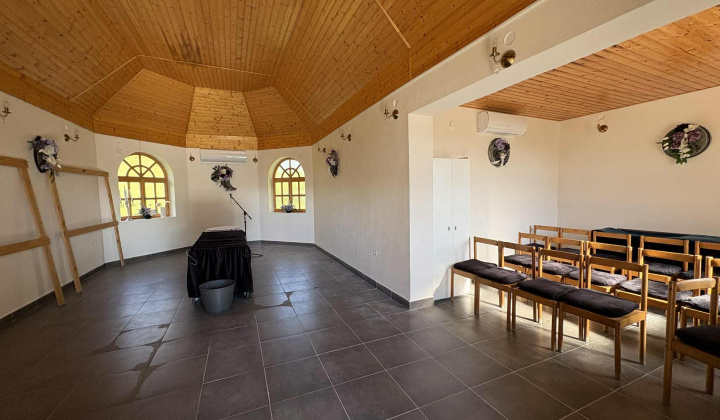 4. fotografia fotogalérie Projekty / Modernizácia domu smútku a skvalitnenie údržby verejných priestranstiev v obci Bretka - foto